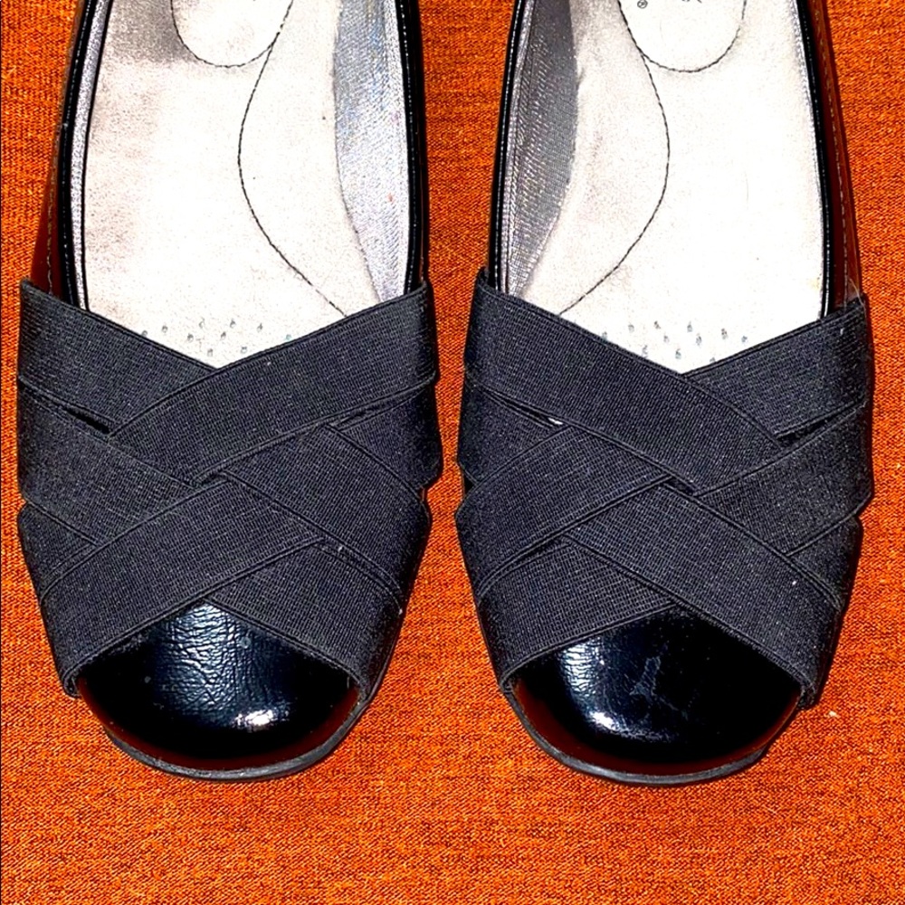 Black patent leather and elastic cross-toe flats